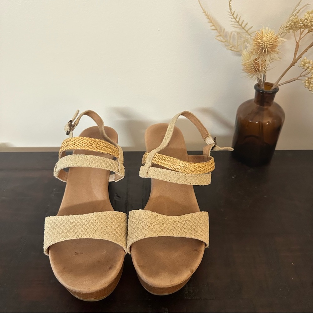 UGG Lira Mar Embossed Leather Wedge Strappy Sandals Size 7 - Picture 2 of 5